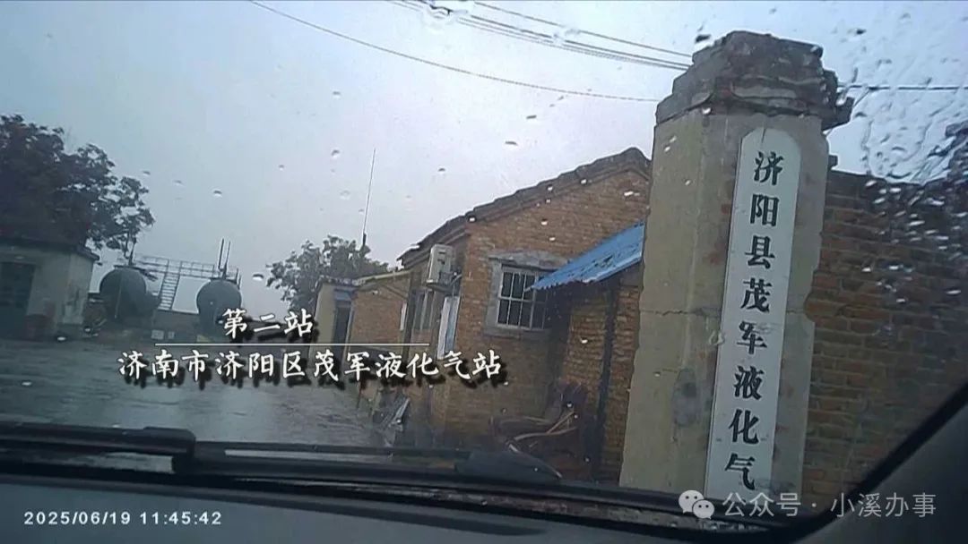 DƬ